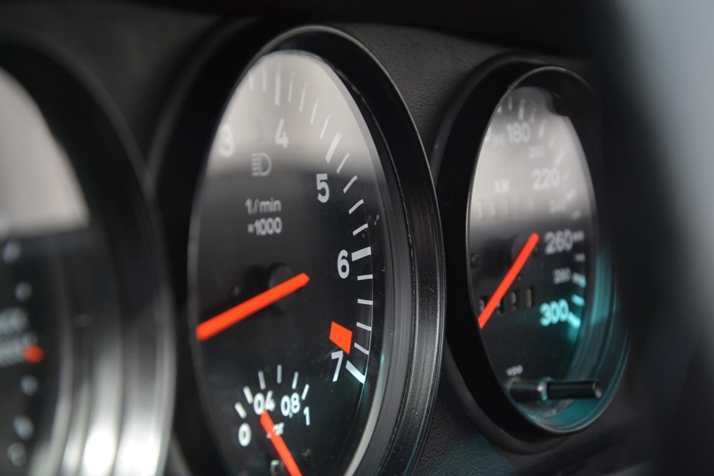 PORSCHE 911 Turbo 3.3 – Bild 14